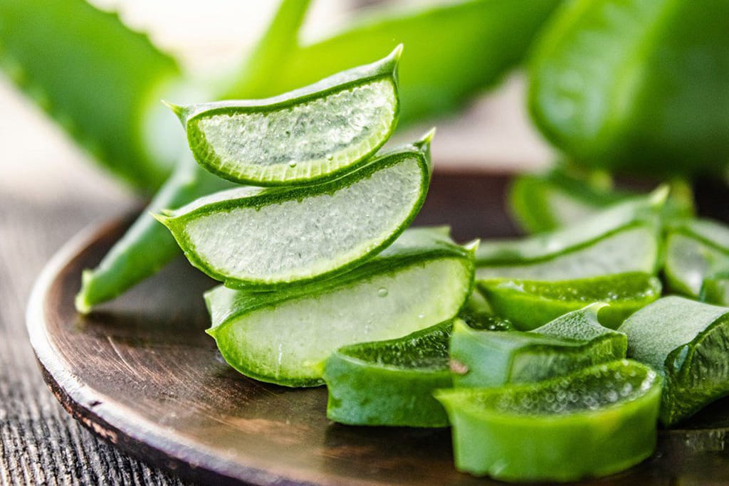 5-cach-lam-dep-tai-nha-don-gian dưỡng ẩm bằng nha đam