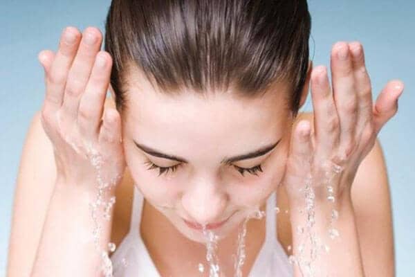 skincar là gì Skincare là một quy trình chăm sóc da, bao gồm nhiều bước khác nhau như làm sạch da, dưỡng ẩm, chống nắng,… Đồng thời cung cấp các chất dinh dưỡng cho da. Các sản phẩm skincare phổ biến bao gồm sữa rửa mặt, toner, serum, kem dưỡng da, kem chống nắng và các sản phẩm đặc biệt cho từng vấn đề da.