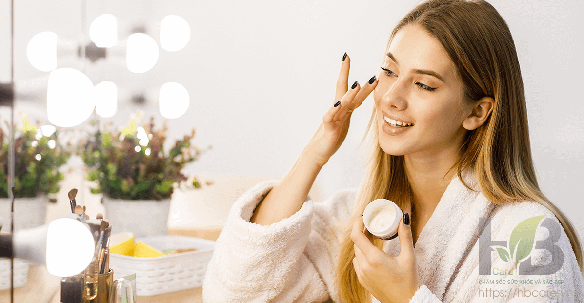 skincare la gi Phân phối thực phẩm chăm sóc sức khỏe và làm đẹp. Viên uống trắng da, viên uống chống nắng, collagen và các sản phẩm khác. Sản phẩm nhập khẩu và sản xuất trong nước. Lợi ích của skincare Skincare giúp duy trì độ ẩm cần thiết cho da, giúp da mềm mại, mịn màng và giảm thiểu các vấn đề da khô, nứt nẻ, và bong tróc.Trong quá trình skincare, da sẽ được cung cấp các chất dinh dưỡng giúp tăng cường đàn hồi và giảm thiểu nếp nhăn. Từ đó đem lại làn da trẻ trung và tươi trẻ hơn. Skincare có tác dụng làm sạch các lỗ chân lông, kiểm soát dầu trên da nhờ đó giảm thiểu mụn trứng cá, mụn cám và mụn viêm. Bảo vệ làn da khỏe mạnh chống lại tác động của tia UV từ ánh nắng mặt trời, giúp da chống lão hóa,.. Skincare giúp giảm thiểu các vấn đề da như sạm đen, thâm nám, da nhạy cảm và bệnh về da khác.