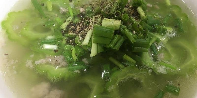 nau canh kho qua mon an vua ngon mieng lai bo duong 2 Phân phối thực phẩm chăm sóc sức khỏe và làm đẹp. Viên uống trắng da, viên uống chống nắng, collagen và các sản phẩm khác. Sản phẩm nhập khẩu và sản xuất trong nước. Canh khổ qua là món ăn truyền thống được yêu thích ở Việt Nam. Canh có hương vị độc đáo từ mùi khổ qua đắng nhẹ kết hợp với các loại thịt và rau củ tươi ngon. Tuy nhiên, nhiều người không thích món canh này vì hương vị đắng của khổ qua. Để giải quyết vấn đề này, có thể sử dụng một số mẹo để làm canh khổ qua không đắng như thêm tôm khô, sườn non hoặc bảo quản khổ qua trong nước muối. Hãy thử nấu canh khổ qua không đắng tại nhà để tận hưởng hương vị thơm ngon của món canh này.