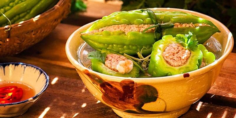 nau canh kho qua mon an vua ngon mieng lai bo duong Phân phối thực phẩm chăm sóc sức khỏe và làm đẹp. Viên uống trắng da, viên uống chống nắng, collagen và các sản phẩm khác. Sản phẩm nhập khẩu và sản xuất trong nước. Canh khổ qua là món ăn truyền thống được yêu thích ở Việt Nam. Canh có hương vị độc đáo từ mùi khổ qua đắng nhẹ kết hợp với các loại thịt và rau củ tươi ngon. Tuy nhiên, nhiều người không thích món canh này vì hương vị đắng của khổ qua. Để giải quyết vấn đề này, có thể sử dụng một số mẹo để làm canh khổ qua không đắng như thêm tôm khô, sườn non hoặc bảo quản khổ qua trong nước muối. Hãy thử nấu canh khổ qua không đắng tại nhà để tận hưởng hương vị thơm ngon của món canh này.
